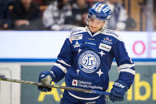 Leksands Johan Olofsson  i ishockeymatchen i SHL mellan