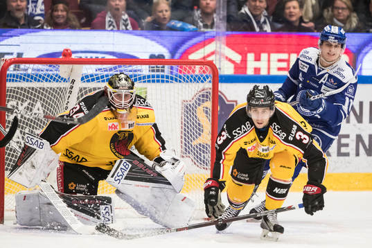 Luleås målvakt Joel Lassinatti och Daine Todd och