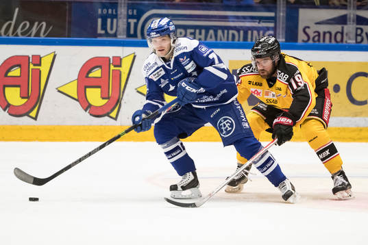 Luleås Jacob Lagacé jagar Leksands Johan Olofsson  i