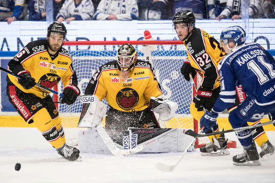 Luleås Craig Schira och målvakt Joel Lassinatti och Oscar