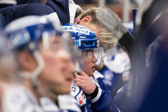 Leksands Oskar Lang ses över av läkare Annelie Birkeholm