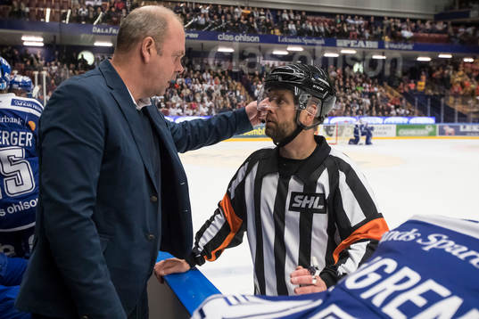 Leksands tränare Per-Erik Johnsson i samtal med domare
