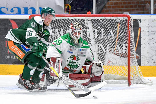 Färjestads Alexander Johansson och Rögles målvakt Anders