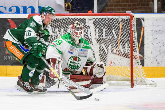 Färjestads Alexander Johansson och Rögles målvakt Anders