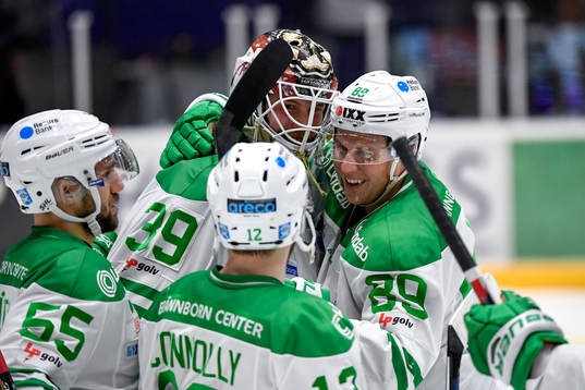 Rögles målvakt Anders Lindbäck kramas om
