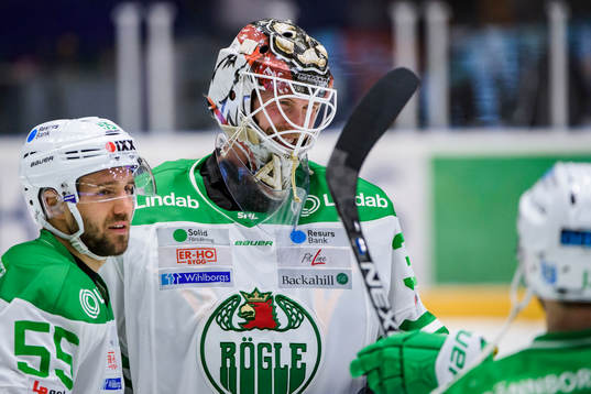 Rögles Felix Schütz och målvakt Anders Lindbäck jublar