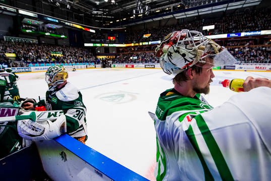 Färjestads målvakt Lars Haugen och Rögles målvakt