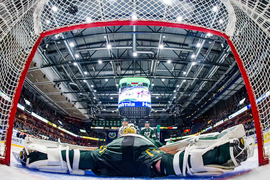 Färjestads målvakt Lars Haugen släpper in en puck