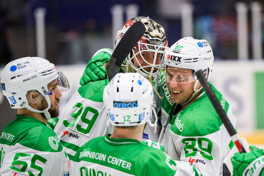 Rögles målvakt Anders Lindbäck blir omkramad av Felix