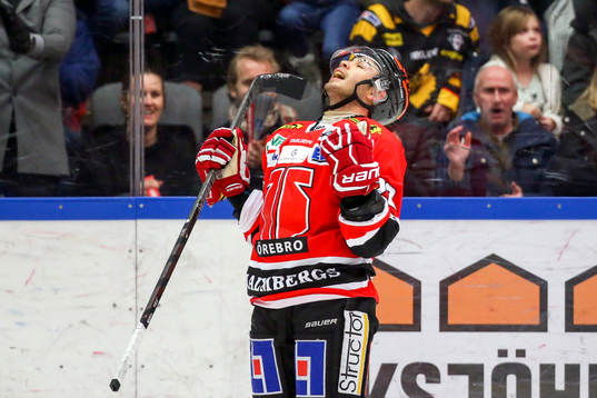 Örebros Greg Squires jublar