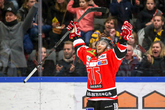 Örebros Greg Squires jublar