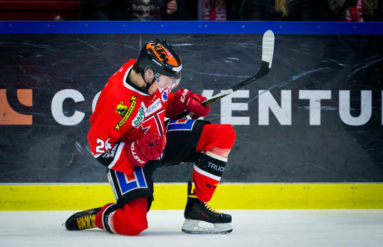 Örebros Petr Zamorsky gör 1-1 och jublar