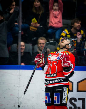 Örebros Greg Squires jublar