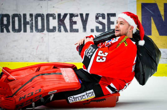 målvakt Julius Hudacek firar segern med tomtemask