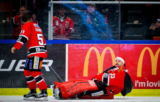 målvakt Julius Hudacek firar segern med tomtemask