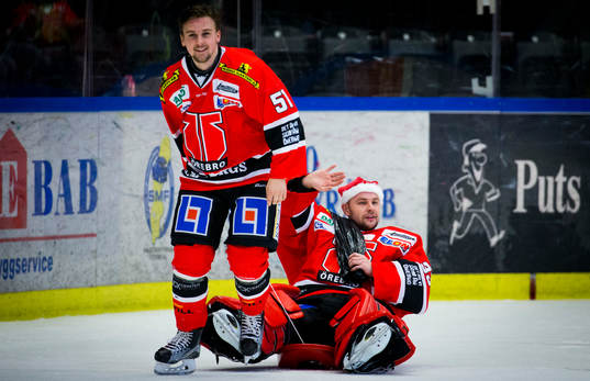 målvakt Julius Hudacek firar segern med tomtemask