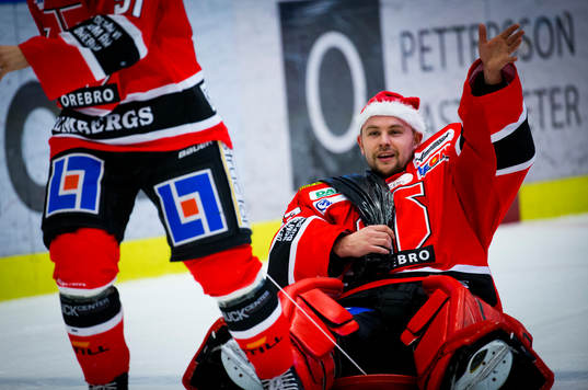 målvakt Julius Hudacek firar segern med tomtemask