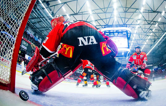 Skellefteås Sebastian Aho gör 2-2 på Örebros målvakt