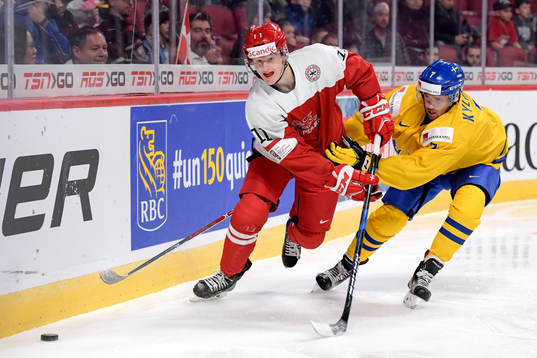 Danmarks Joachim Blichfeld och Sveriges Oliver Kylington