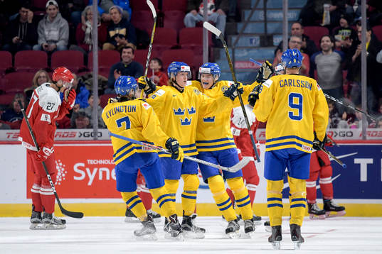 Sveriges Alexander Nylander jublar med lagkamrater