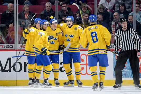 Sveriges Joel Eriksson Ek jublar med lagkamrater