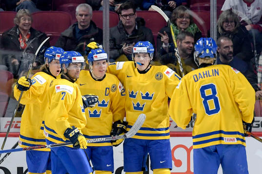 Sveriges Joel Eriksson Ek jublar med lagkamrater