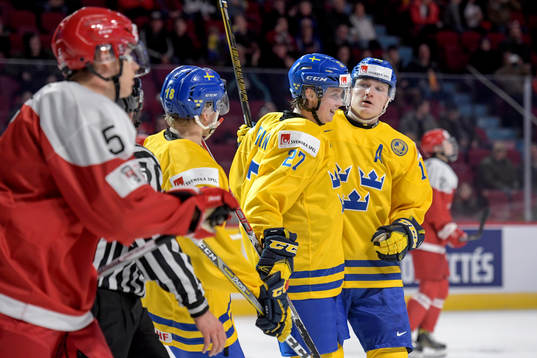 Sveriges Jonathan Dahlén jublar med lagkamrater