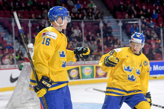 Sveriges Carl Grundström och Rasmus Asplund jublar