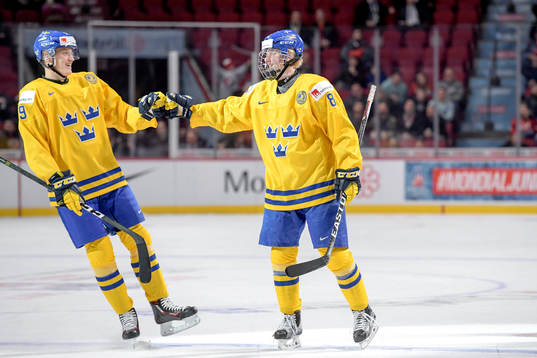 Sveriges Gabriel Carlsson och Rasmus Dahlin jublar