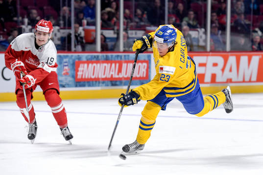 Sveriges Lucas Carlsson skjuter
