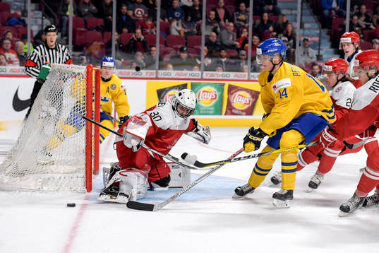 Sveriges Elias Pettersson oroar framför Danmarks målvakt