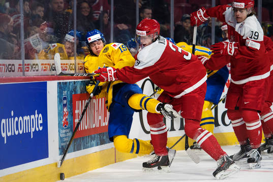 Sveriges Alexander Nylander blir tacklad av Danmarks Anders