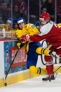 Sveriges Alexander Nylander blir tacklad av Danmarks Anders