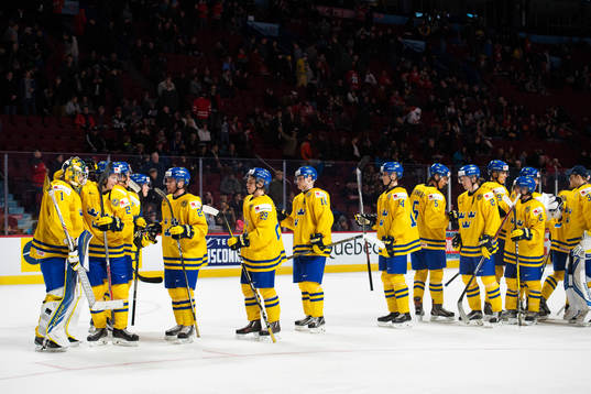 Sveriges spelare kramar om sin målvakt Felix Sandström