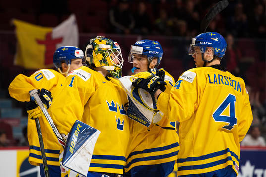 Sveriges spelare kramar om sin målvakt Felix Sandström