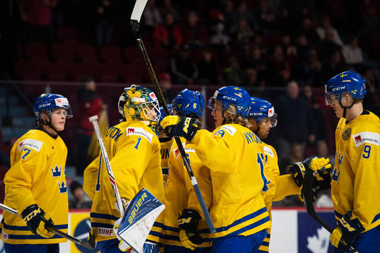 Sveriges spelare kramar om sin målvakt Felix Sandström