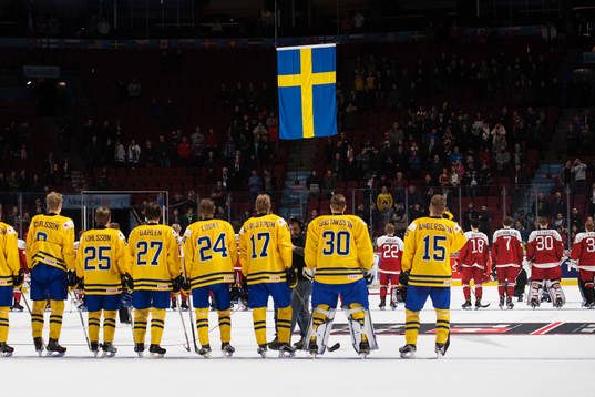 Sveriges flagga hissas