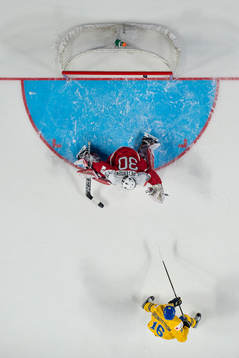 Sveriges Carl Grundström skjuter in 4-0 bakom Danmarks