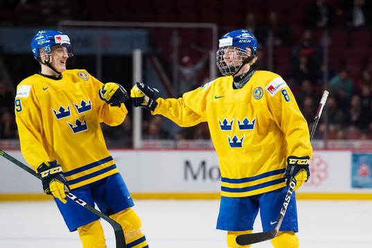 Sveriges Gabriel Carlsson och Rasmus Dahlin jublar
