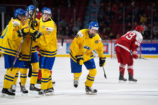 Sveriges Rasmus Dahlin (t h)