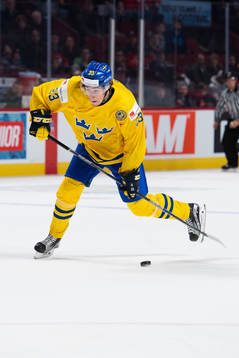 Sveriges Lucas Carlsson skjuter ett skott