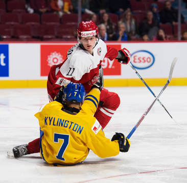 Sveriges Oliver Kylington stoppas av Danmarks Joachim