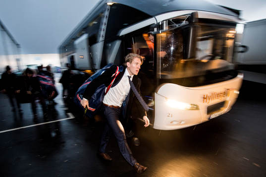 Linköpings Emil Sylvegård anländer med bussen