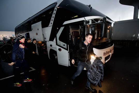 Linköpings tränare Dan Tagnes anländer med bussen