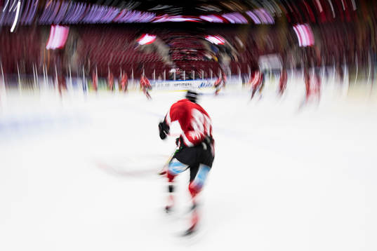 Ishockeyspelare i rörelseoskärpa