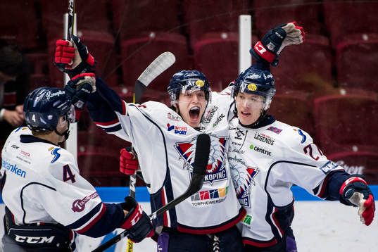 Linköpings Vilmos Gallo (m) jublar ihop med Niclas