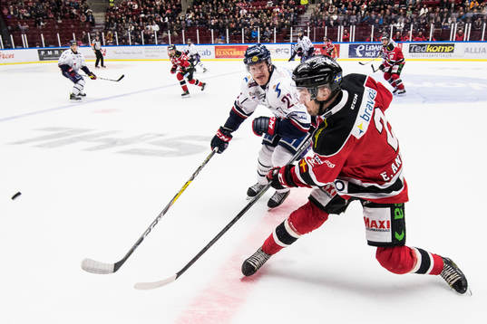Linköpings Emil Sylvegård tacklar Malmö Redhawks Erik