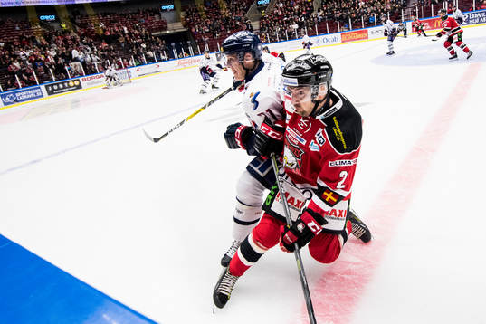 Linköpings Emil Sylvegård tacklar Malmö Redhawks Erik
