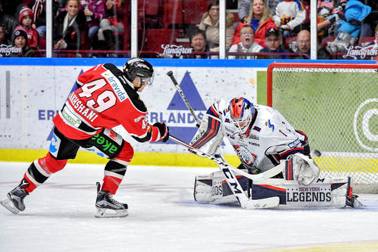 Malmö Redhawks Rhett Rakhshani missar en straff mot