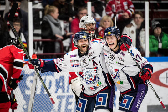 Linköpings Sebastian Karlsson jublar ihop med Henrik